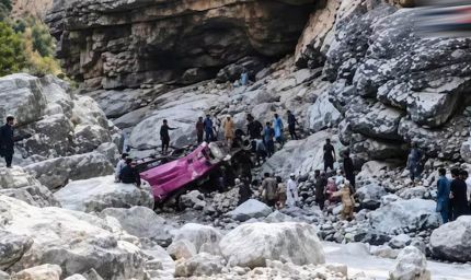 पाकिस्तान में बड़ा सड़क हादसा, खाई में गिरी ओवरलोडेड बस; 40 लोगों की मौत