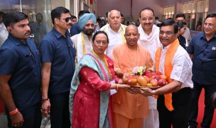 UP Mango Festival: आधा किलो का आम देख CM योगी हुए खुश, प्रदर्शनी में आकर्षण का बना केंद्र