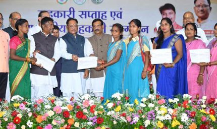 मुख्यमंत्री  विष्णुदेव साय ने जशपुर के वन धन विकास केंद्र पंचक्की की महिला स्व-सहायता समूह को किया सम्मानित