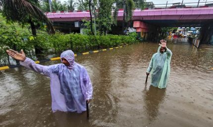 मुंबई में बारिश का कहर! सड़कों पर घुटनों तक पानी, रेलवे ट्रैक डूबे, स्कूल-कॉलेज बंद
