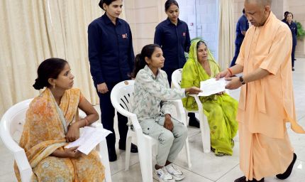 मुख्यमंत्री योगी आदित्यनाथ ने जनता दर्शन में सुनीं फरियादियों की समस्याएं