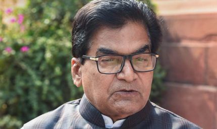 राम गोपाल यादव के WhatsApp पर लगी रोक, रोज 5 हजार लोगों को भेजते थे