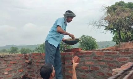 डिंडौरी में आदिवासियों ने चंदा जुटाकर बना दिया सरकारी स्कूल, 3 साल तक नहीं मिली सरकारी मदद