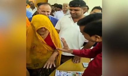 जमीन बेटे के नाम करते ही SDM ने कही ऐसी बात, बुजुर्ग महिला समेत पूरा पंडाल हंसी से गूंज उठा