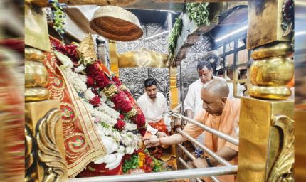 मुख्यमंत्री योगी ने मां विंध्यवासिनी के दरबार में की पूजा-अर्चना