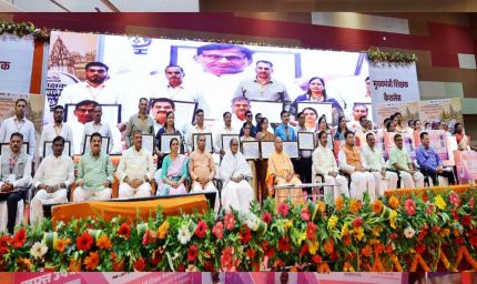 सीएम योगी ने स्वच्छ व हरित विद्यालयों के प्रधानाचार्यों/प्रधानाध्यापकों का किया सम्मान