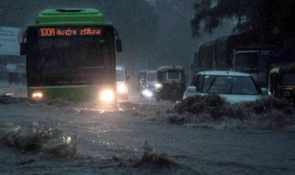दिल्ली-NCR में बारिश से हाल बेहाल! नोएडा-गुरुग्राम की सड़कें जलमग्न, कई जगह लंबा ट्रैफिक जाम