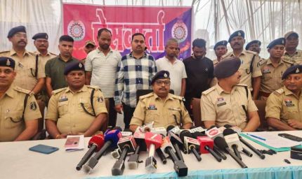43 शिक्षकों से करोड़ों की लोन ठगी, 5 आरोपी गिरफ्तार, लैपटॉप और चेकबुक बरामद