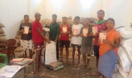 नारायणपुर जिला प्रशासन की अनूठी पहल- दुर्गम वनांचल गांवों तक ट्रैक्टर से पहुंचाया गया