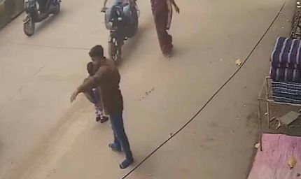 CG News: चलती स्कूल वैन का गेट खुला, सड़क पर गिरा मासूम; बड़ा हादसा टला
