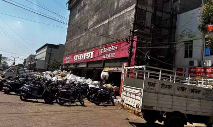 Raipur News: पंडरी कपड़ा मार्केट की सबसे पुरानी होलसेल दुकान से हटाया गया अवैध कब्जा