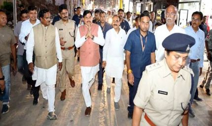 मुख्यमंत्री डॉ. यादव ने शहर का भ्रमण दो पहिया वाहन और पैदल चल कर किया