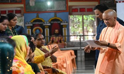 जनसेवा सर्वोपरि : प्रतिकूल मौसम में भी सीएम योगी ने किया जनता दर्शन