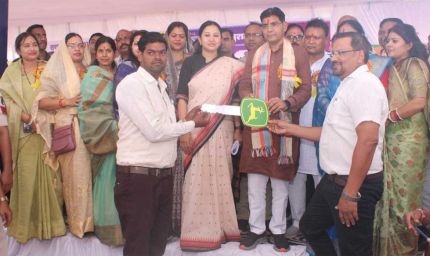 बदली बिलाईगढ़ के तिहारूराम की तकदीर: 4 लाख रूपए के अनुदान से मिला ट्रैक्टर