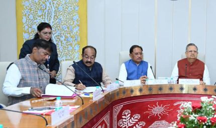 मानसून सत्र से पहले सौजन्य मुलाकात: मुख्यमंत्री विष्णु देव साय ने विधानसभा अध्यक्ष डॉ. रमन सिंह का किया अभिनंदन