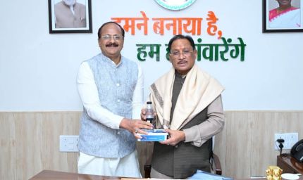 हज यात्रा संपन्न होने पर हज कमेटी अध्यक्ष ने सीएम विष्णु देव साय को भेंट किया ज़मज़म जल और खजूर