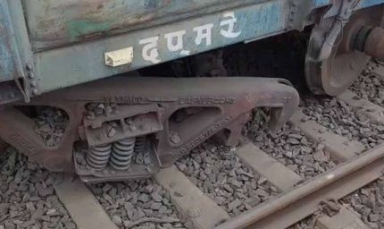 बिलासपुर में मालगाड़ी के डिब्बे पटरी से उतरे, जेसीबी का बकेट फंसने से हादसे की आशंका
