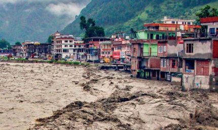 गुरदासपुर में बाढ़ का खतरा बढ़ा, पहाड़ों में बादल फटने से रावी दरिया के उफान की आशंका