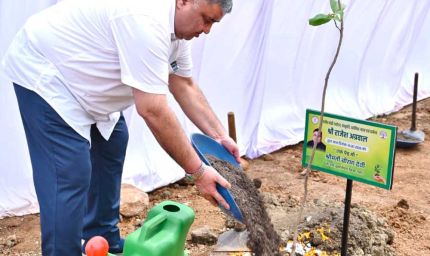 "एक पेड़ माँ के नाम" अभियान के तहत  मंत्री  राजेश अग्रवाल ने नवीन विधानसभा परिसर में लगाया पौधा