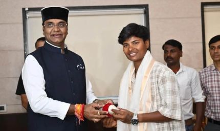 मंत्री सारंग ने टीटी नगर स्टेडियम में भारतीय महिला क्रिकेटर क्रांति गौड़ का किया सम्मान