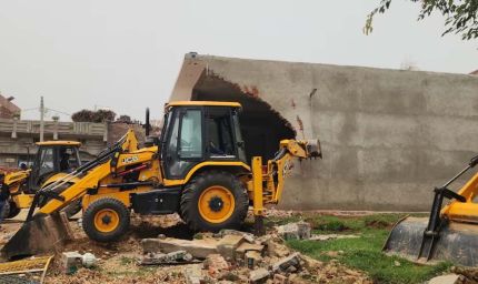 संभल में सरकारी जमीन पर बने अवैध धार्मिक ढांचे बुलडोजर से ध्वस्त