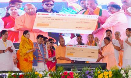 मुख्यमंत्री ने विभिन्न योजनाओं के लाभार्थियों को किया सम्मानित