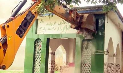 संभल में चला बुलडोजर, सरकारी जमीन पर बने इमामबाड़े और मजार हटाए गए