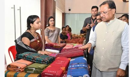 रायपुर : करघे से कमाई तक: धमतरी के ग्राम नारी की बुनकर महिलाओं ने लिखी आत्मनिर्भरता की नई इबारत