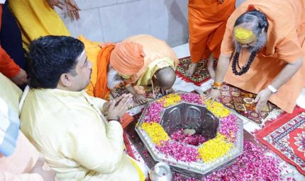 मुख्यमंत्री योगी ने श्री दूधेश्वरनाथ महादेव मठ मंदिर में किया जलाभिषेक, प्रदेश में सुख-समृद्धि एवं लोकमंगल की कामना की