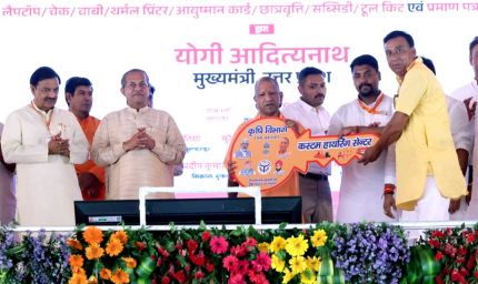सपनों को मिले पंख: अमरोहा में सीएम योगी ने बांटी खुशियों की चाबी और स्वावलंबन के चेक
