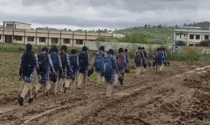 हल्की बारिश में दलदल बना सीएम राइज स्कूल मार्ग, छात्रों की बढ़ी परेशानी