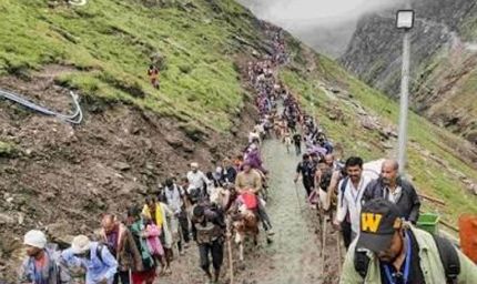 खराब मौसम के चलते माता वैष्णो देवी यात्रा पर रोक, प्रशासन ने श्रद्धालुओं के लिए जारी किया बड़ा अपडेट