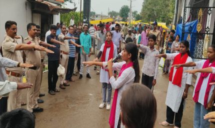 साप्ताहिक बाजार में गूंजा नशा मुक्ति का संदेश, पुलिस ने नुक्कड़ नाटक और रैली से किया जागरूक