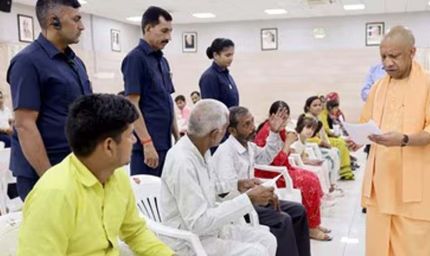 योगी के जनता दर्शन में समस्याओं की सुनवाई, अधिकारियों पर सख्ती दिखाई