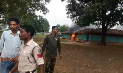 CG में हेडमास्टर की हत्या के बाद भड़की हिंसा, आरोपियों के घरों में लगाई आग, गांव में तनाव