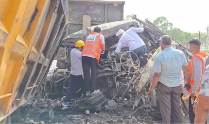 हरियाणा में ट्रक-डंपर की भीषण टक्कर के बाद लगी आग, कई लोगों के फंसे होने की आशंका