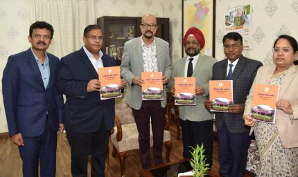 राज्यपाल  डेका को प्रमुख लोकायुक्त  उबोवेजा ने आयोग का वार्षिक प्रतिवेदन सौंपा