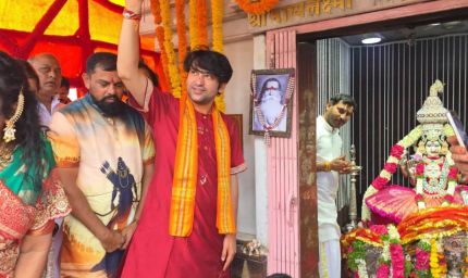 चारमीनार पहुंचे धीरेंद्र शास्त्री, भाग्यलक्ष्मी मंदिर में बोले- राम मंदिर की तर्ज पर हो निर्माण