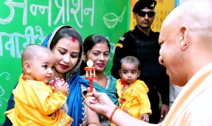सीएम ने बच्चों का अन्नप्राशन कराया और स्टॉलों का किया अवलोकन