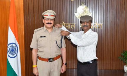 डीजीपी ने भारतीय पुलिस सेवा में नियुक्त अधिकारियों को लगाई रैंक