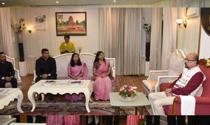 राज्यपाल से मिले प्रशिक्षु डिप्टी कलेक्टर, डेका बोले- सेवा भाव और संवेदनशीलता से निभाएं जिम्मेदारी