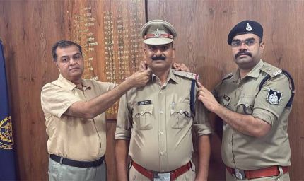 रीडर एएसआई दिनेश पांडे बने सब इंस्पेक्टर, एसपी ने कंधों पर लगाए नए सितारे