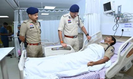 पुलिस कमिश्नर संजीव शुक्ला ने अस्पताल पहुंचकर घायल पुलिस जवानों का जाना हाल