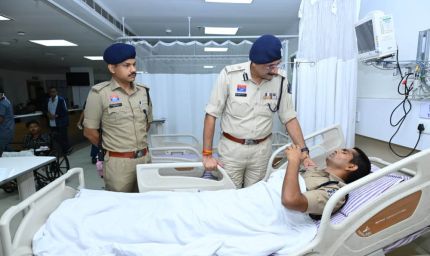 पुलिस कमिश्नर संजीव शुक्ला ने अस्पताल पहुंचकर घायल पुलिस जवानों का जाना हाल