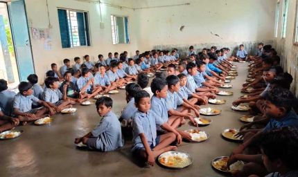 भैरमगढ़ में सामाजिक सहभागिता की अनूठी पहल, पीएम पोषण योजना के तहत बच्चों को मिला पौष्टिक और स्वादिष्ट भोजन