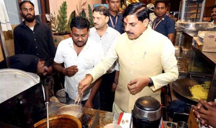 मुख्यमंत्री डॉ. यादव ने सड़क यात्रा के दौरान नागरिकों से किया संवाद