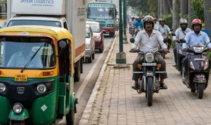 फुटपाथ पर कार या बाइक दौड़ाई तो ₹5,000 का जुर्माना! कर्नाटक सरकार का बड़ा प्रस्ताव