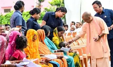 जनता दर्शन में योगी सख्त, बोले- भूमाफियाओं पर एफआईआर कर भेजें जेल
