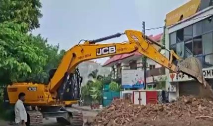 15 मौतों के बाद बड़ा एक्शन! 15 दिन का नोटिस खत्म, लखनऊ अग्निकांड वाली बिल्डिंग पर चला बुलडोजर
