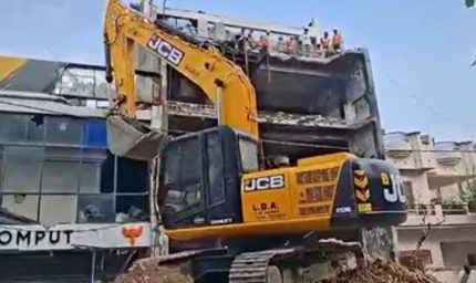 लखनऊ अलीगंज अग्निकांड वाली इमारत पर एलडीए का बुलडोजर चला